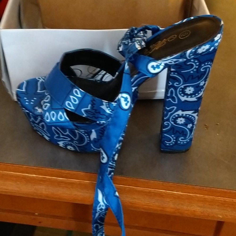 Blue bandana heel